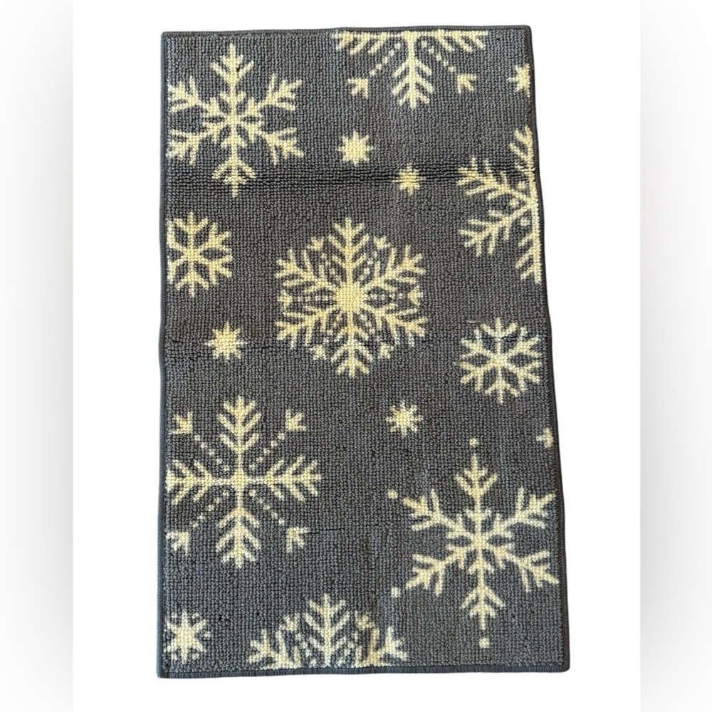 33” x 20.25” gray loop rug with with snowflakes
